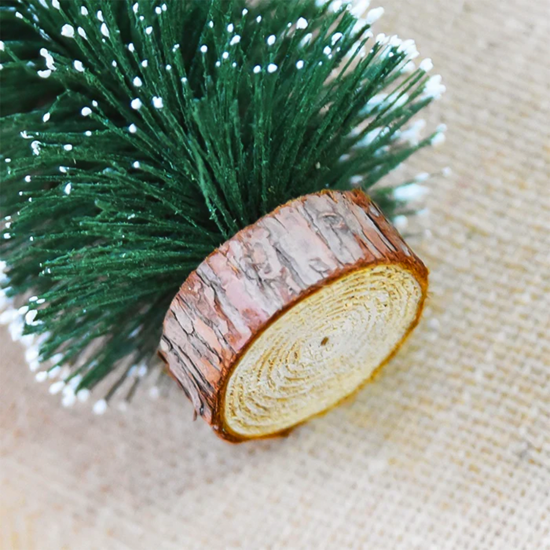 Mini Árvore de Natal com Base de Madeira 15cm/20cm – Decoração Charmosa e Compacta