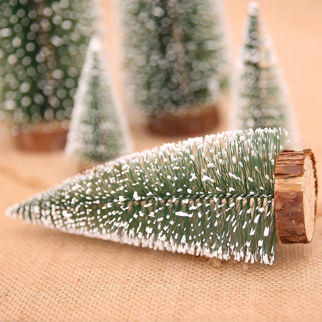 Mini Árvore de Natal com Base de Madeira 15cm/20cm – Decoração Charmosa e Compacta