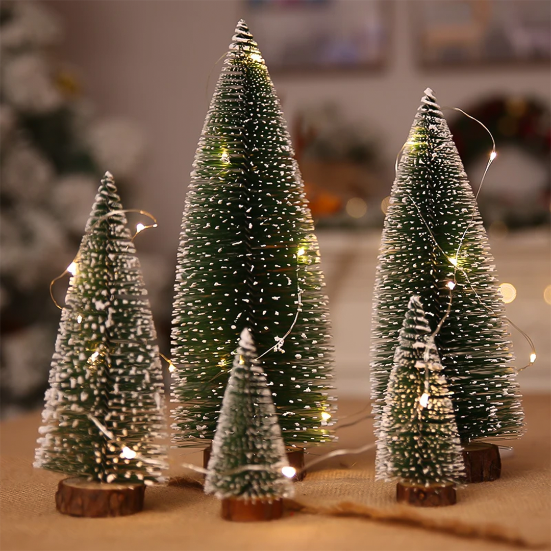 Mini Árvore de Natal com Base de Madeira 15cm/20cm – Decoração Charmosa e Compacta