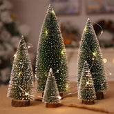Mini Árvore de Natal com Base de Madeira 15cm/20cm – Decoração Charmosa e Compacta